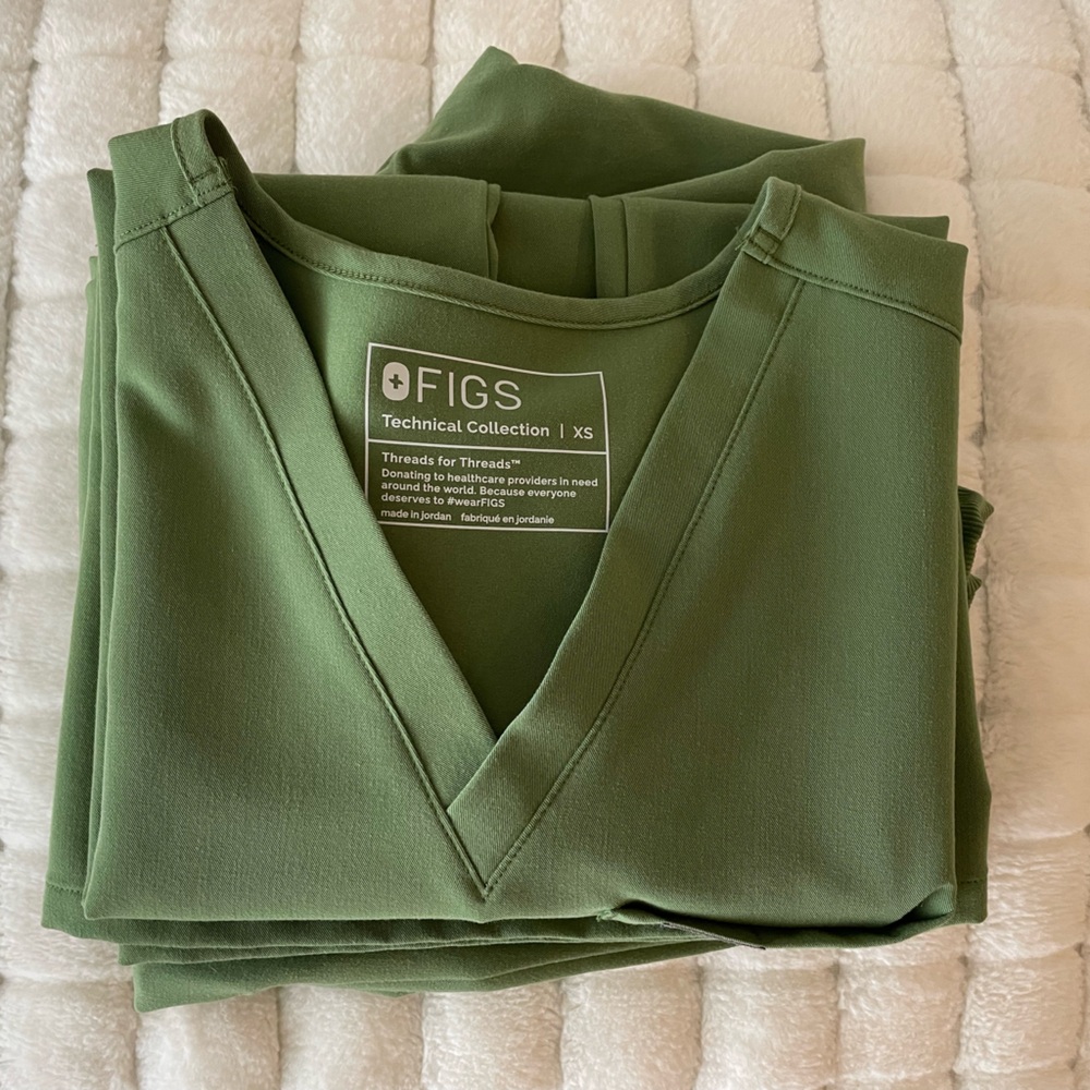 Figs set xs, Catarina top, Zamora joggers reg, color fern. Worn two times.